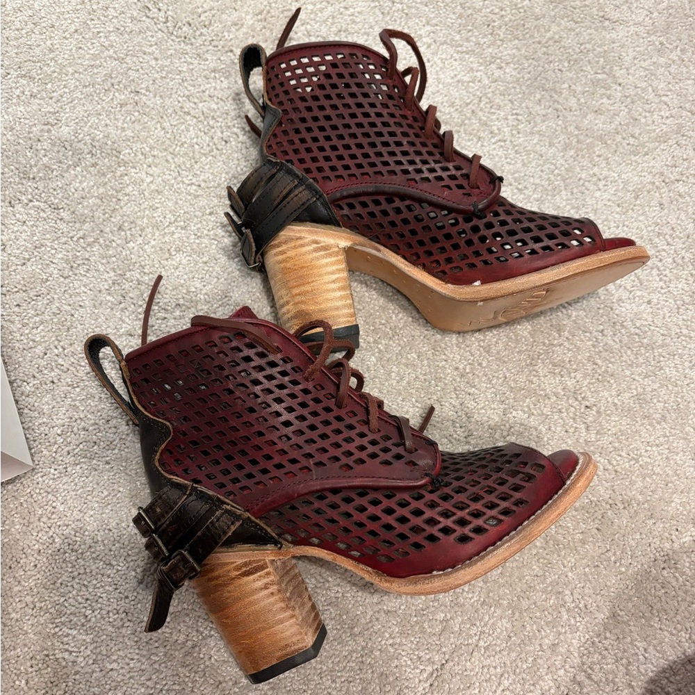 NWOT Free Birds Size 7